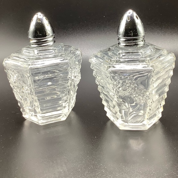 Vintage crystal salt and pepper shakers - Picture 4 of 5